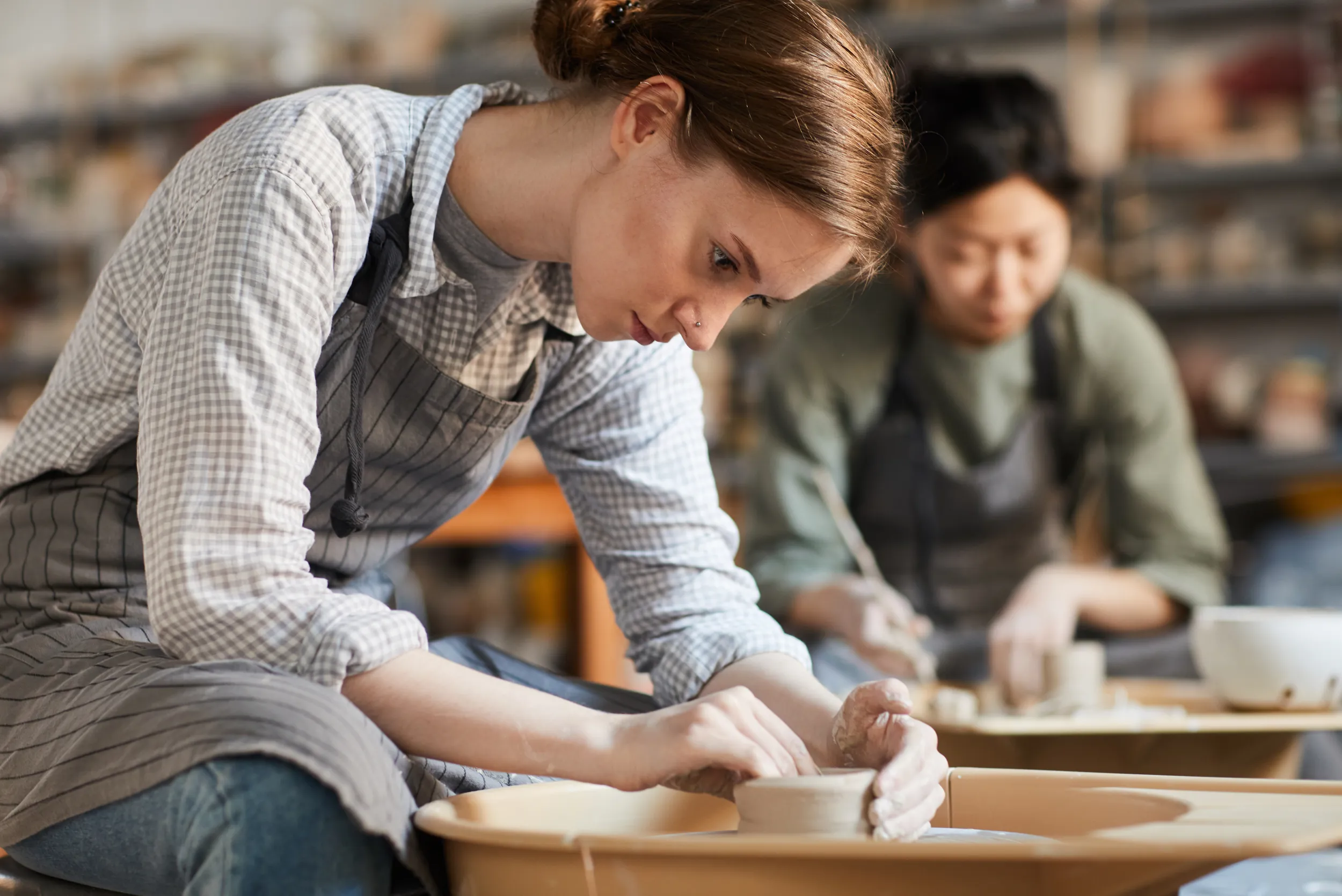 Due donne intente a lavorare al tornio