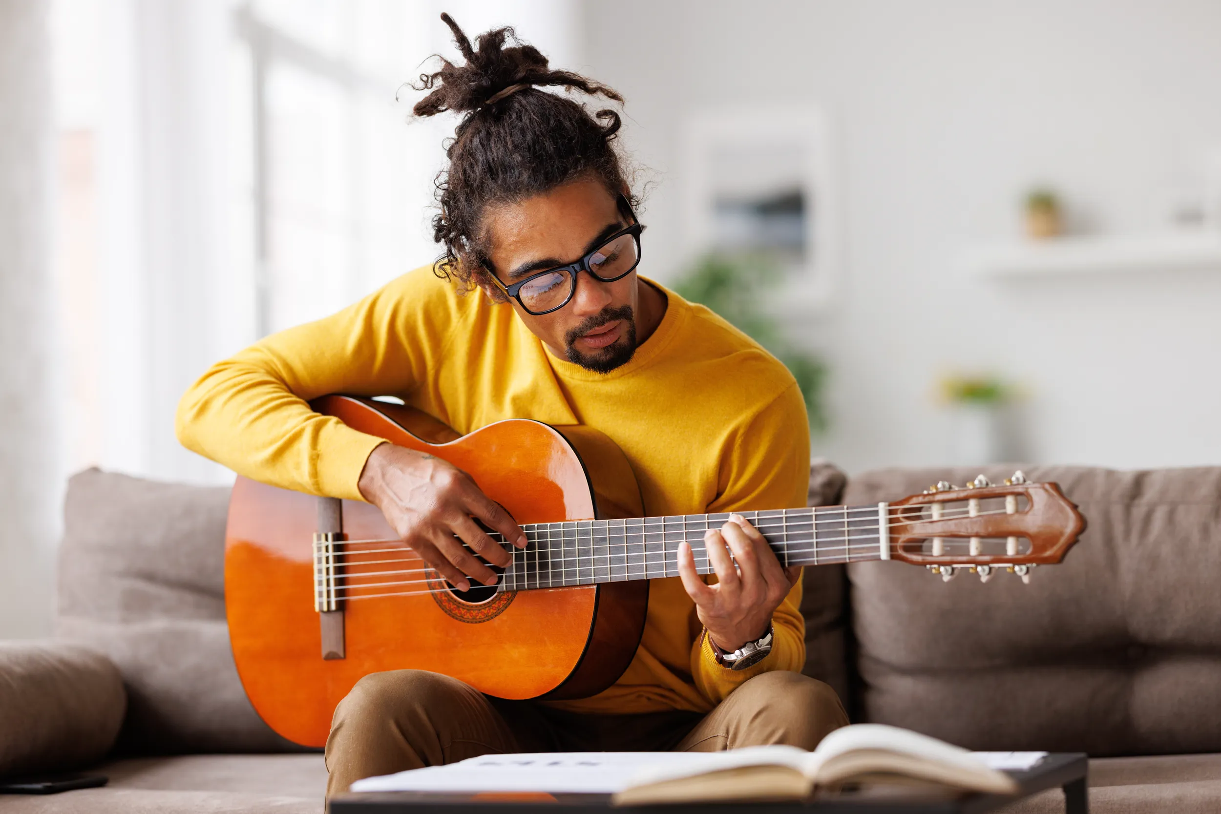Uomo che suona la chitarra