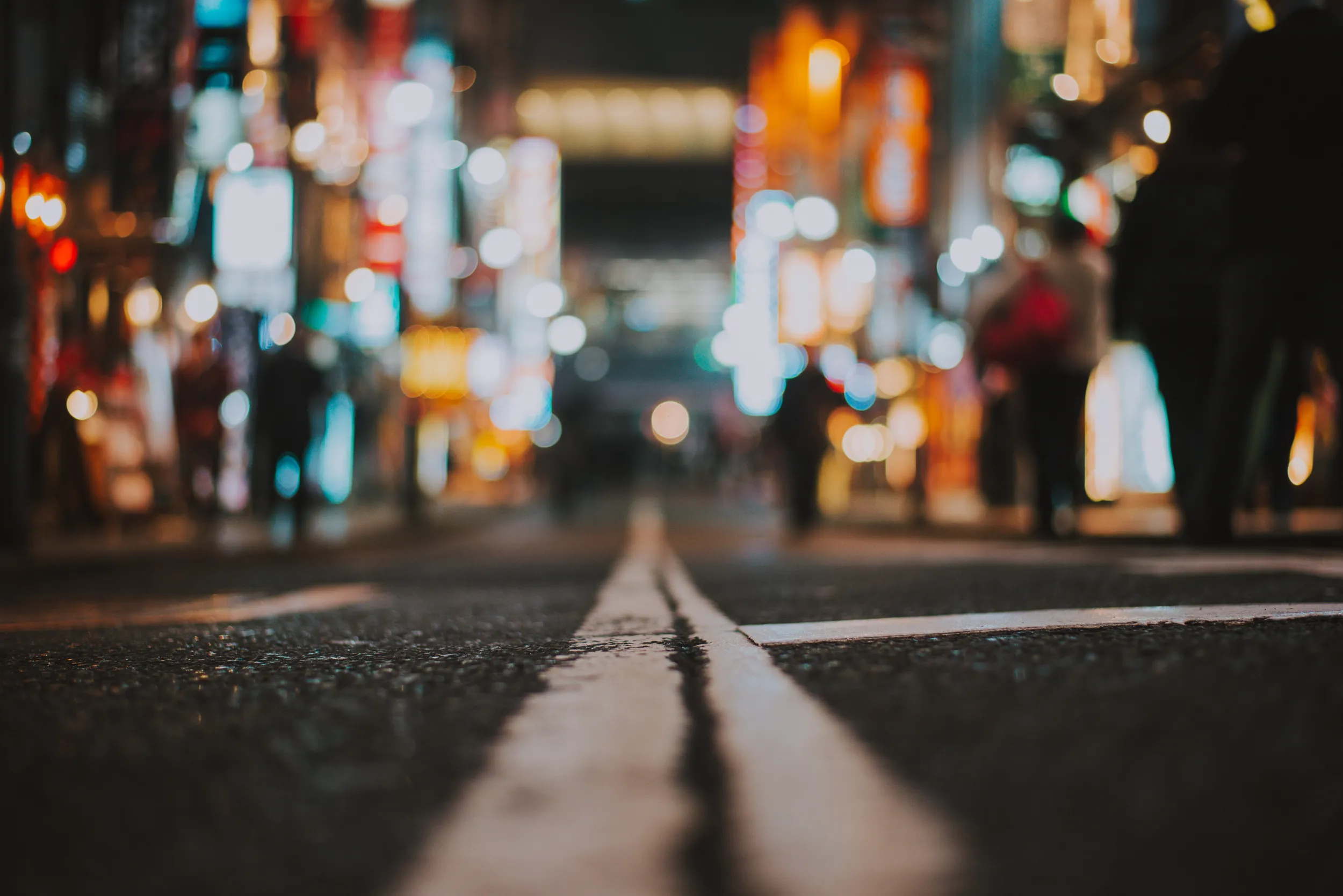 Foto di una strada illuminata, scattata di notte