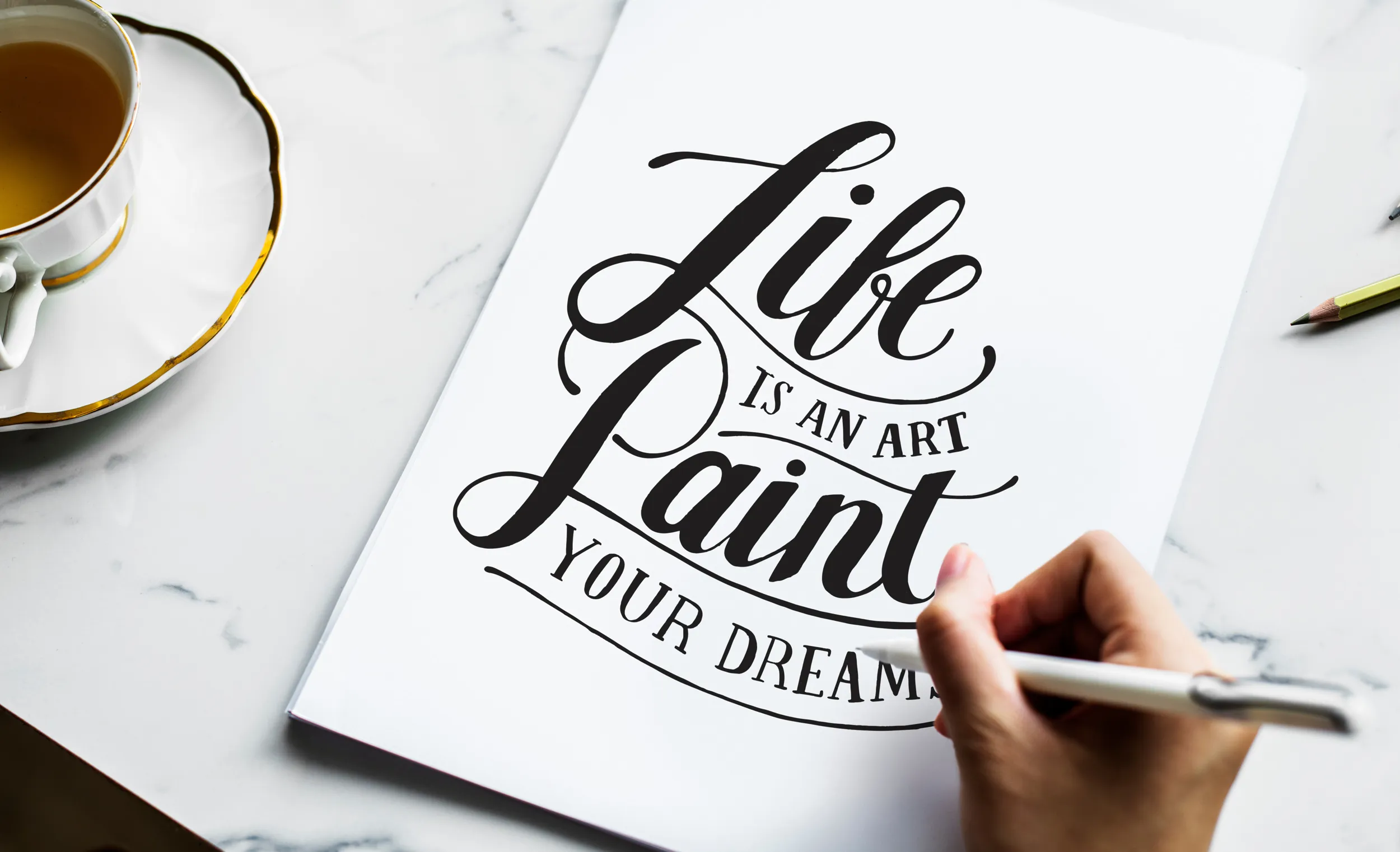 Donna che pratica l'handlettering