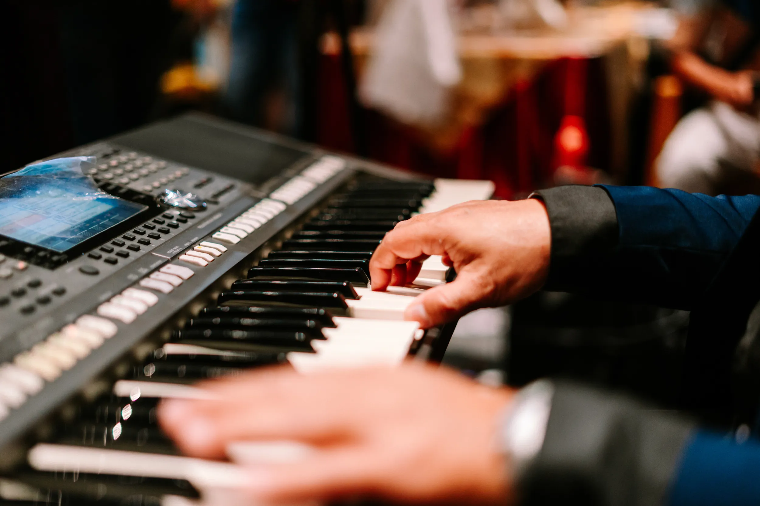 Mani di un uomo su una tastiera