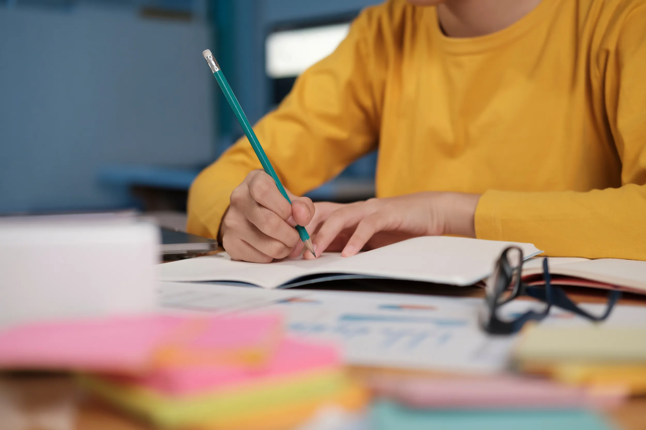 Una donna scrive su un quaderno