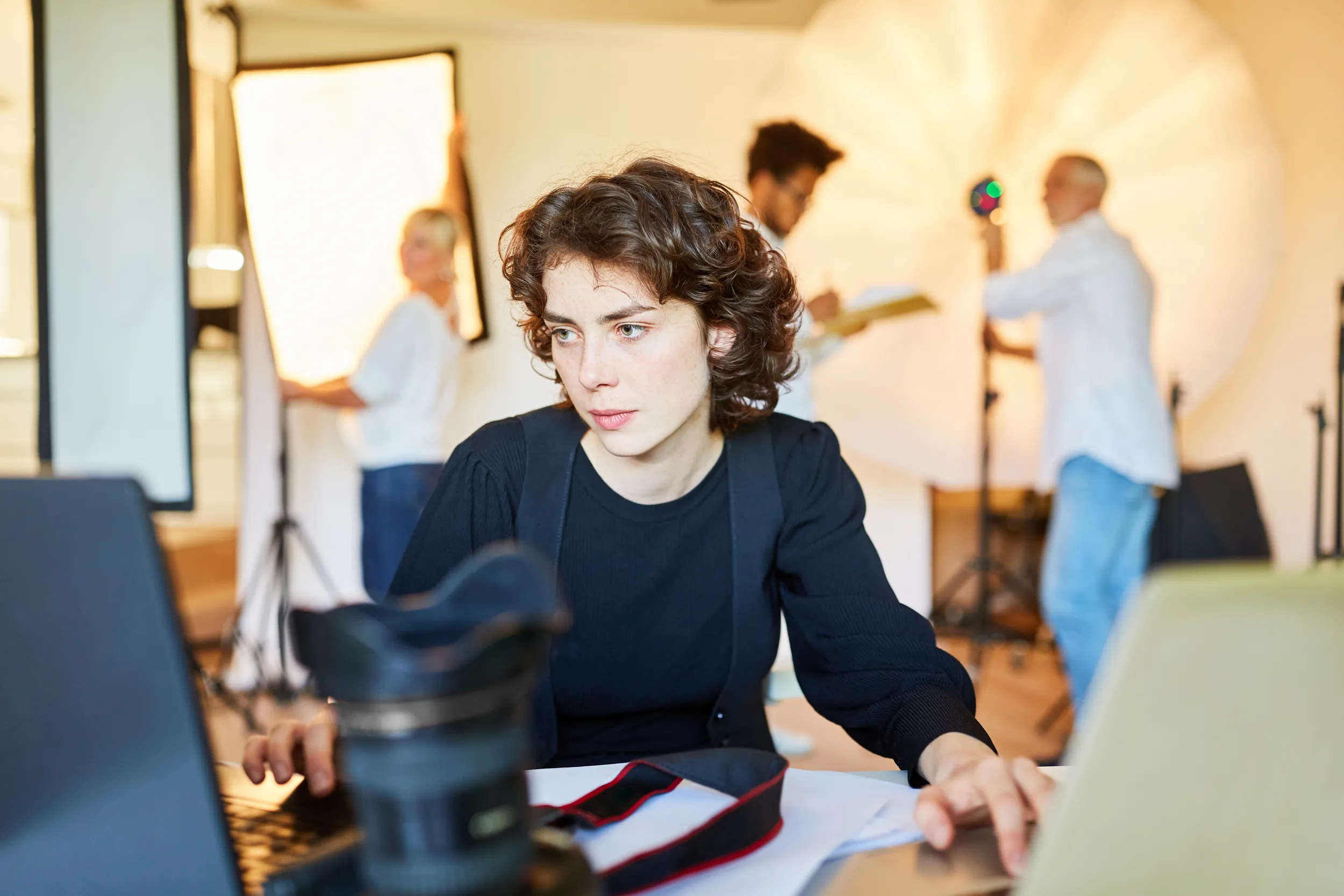 Donna intenta a ritoccare una fotografia