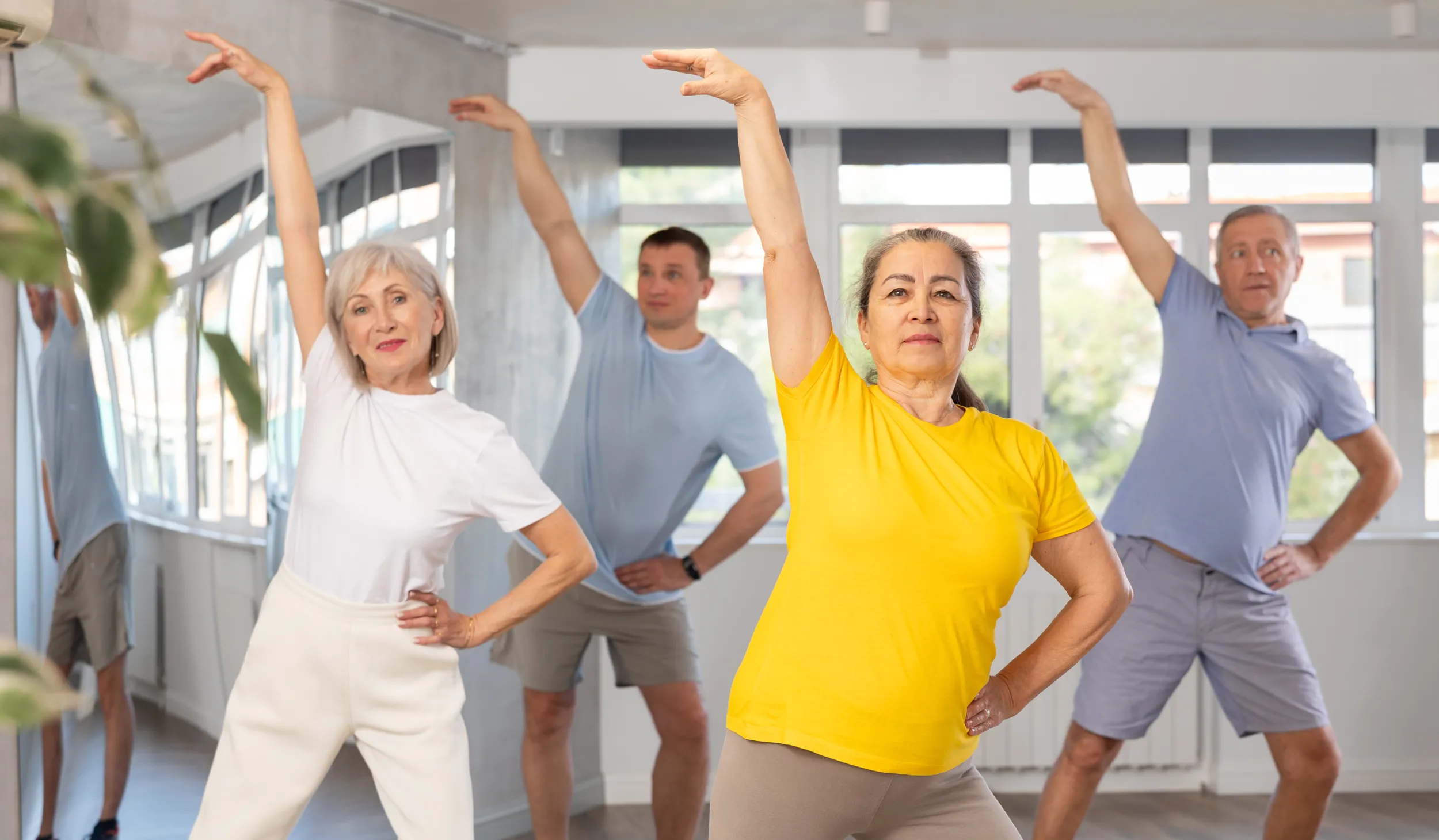 Donne e uomini durante una lezione di Zumba