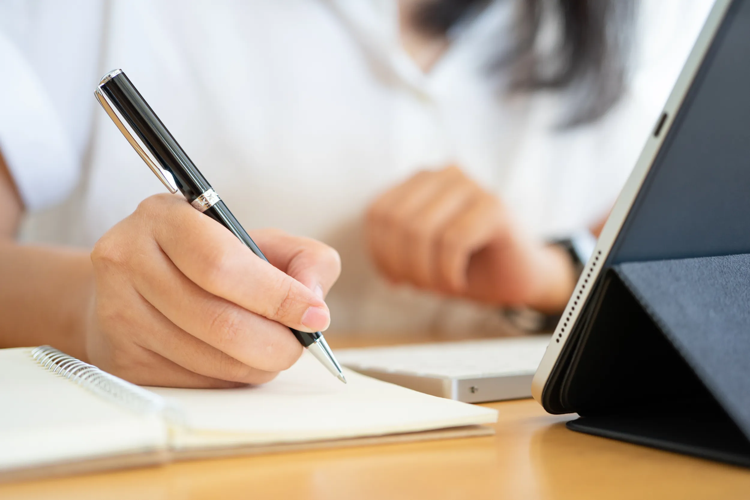 Una donna scrive sul suo taccuino