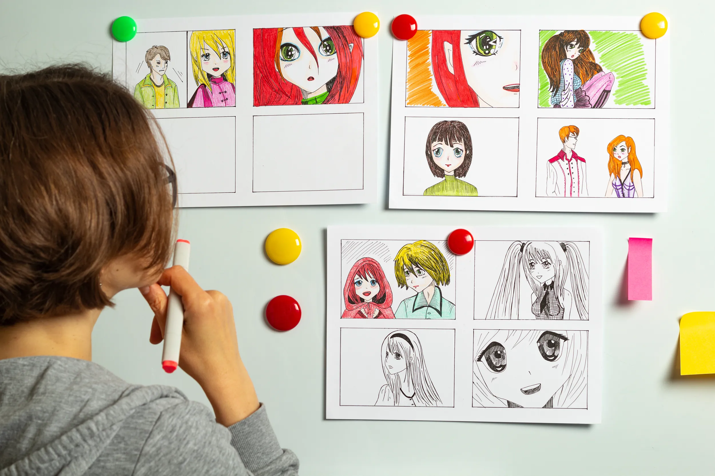 Una ragazza disegna fumetti