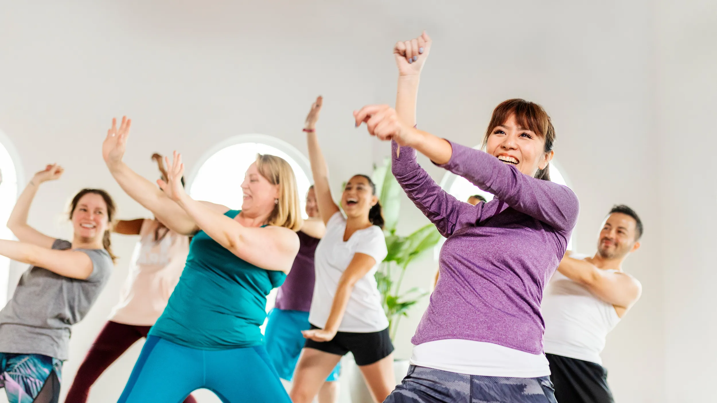 Donne e uomini durante una lezione di Zumba