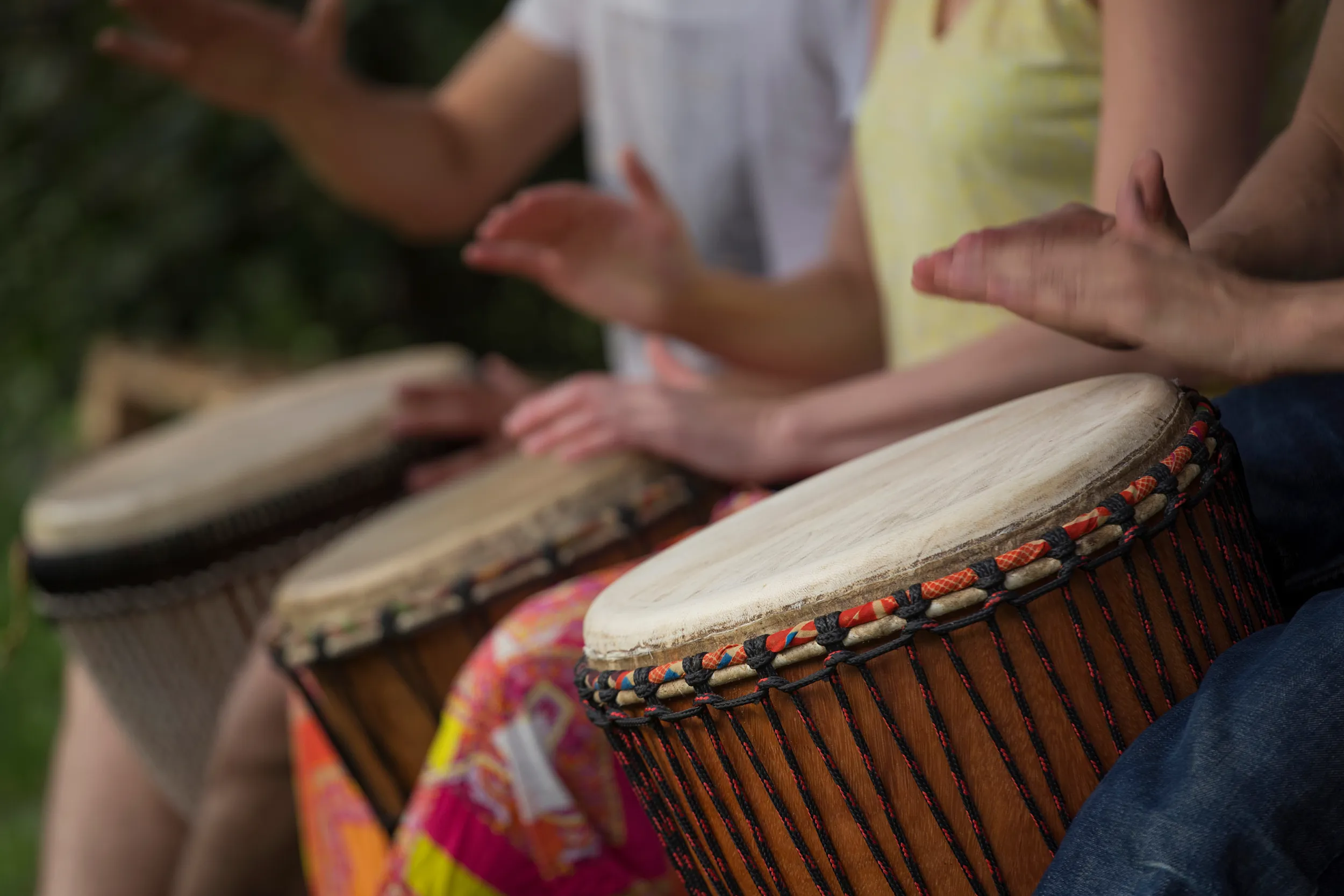 Gruppo di percussioni con il djembe