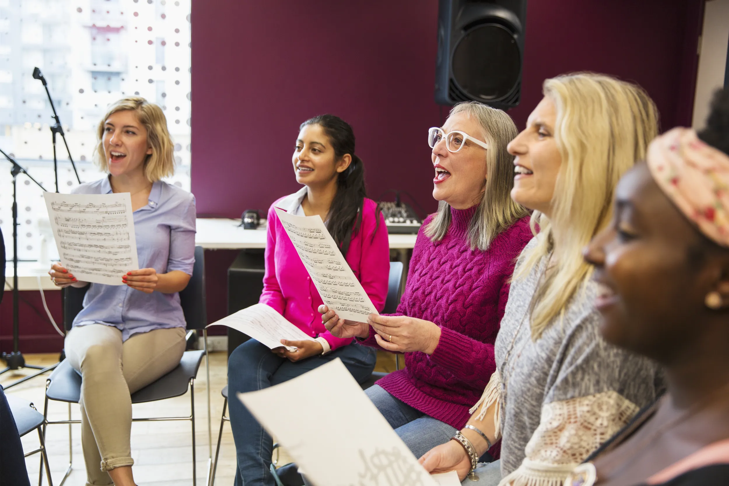 Cinque donne cantano in coro