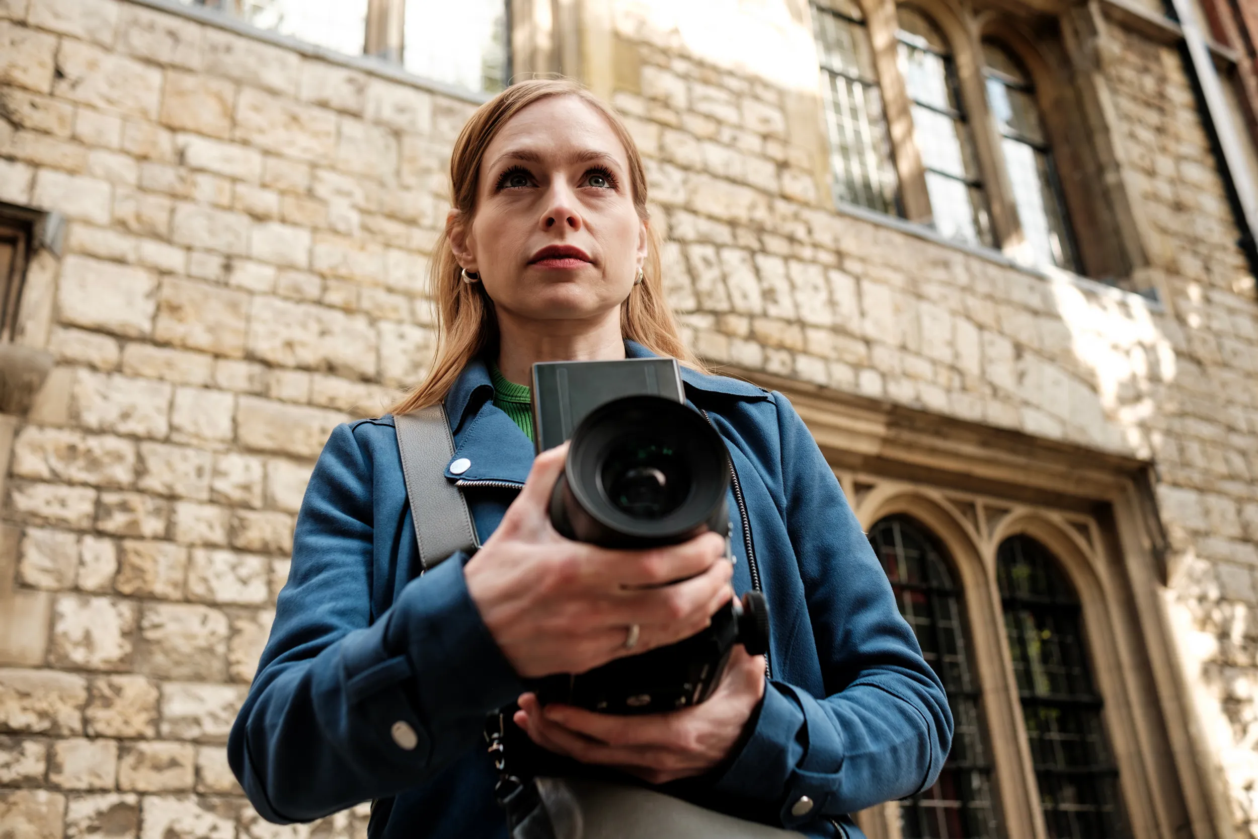 Una donna fotografa un edificio storico