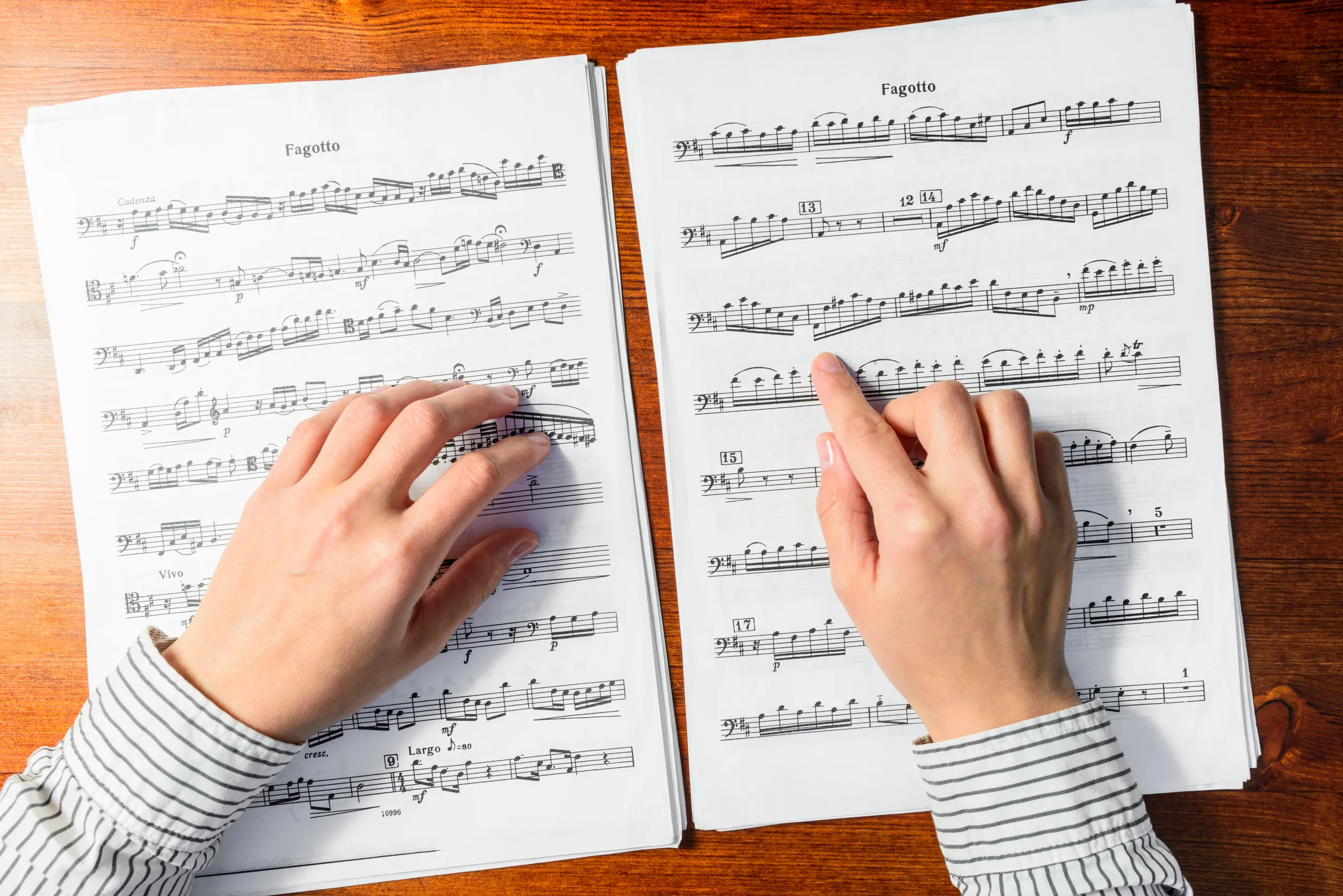 Donna che legge uno spartito