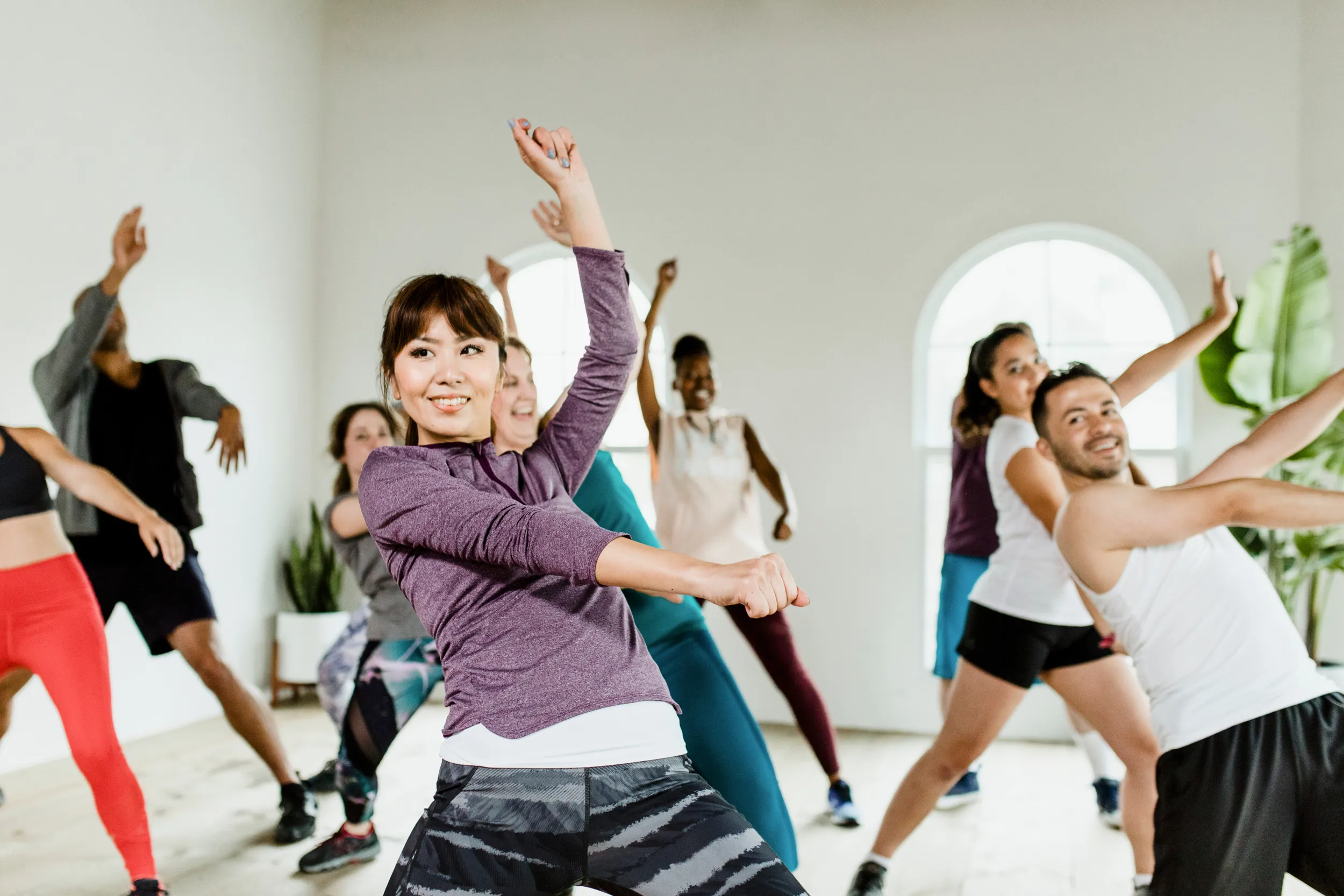 Molte persone a una lezione di cardio con musica latina