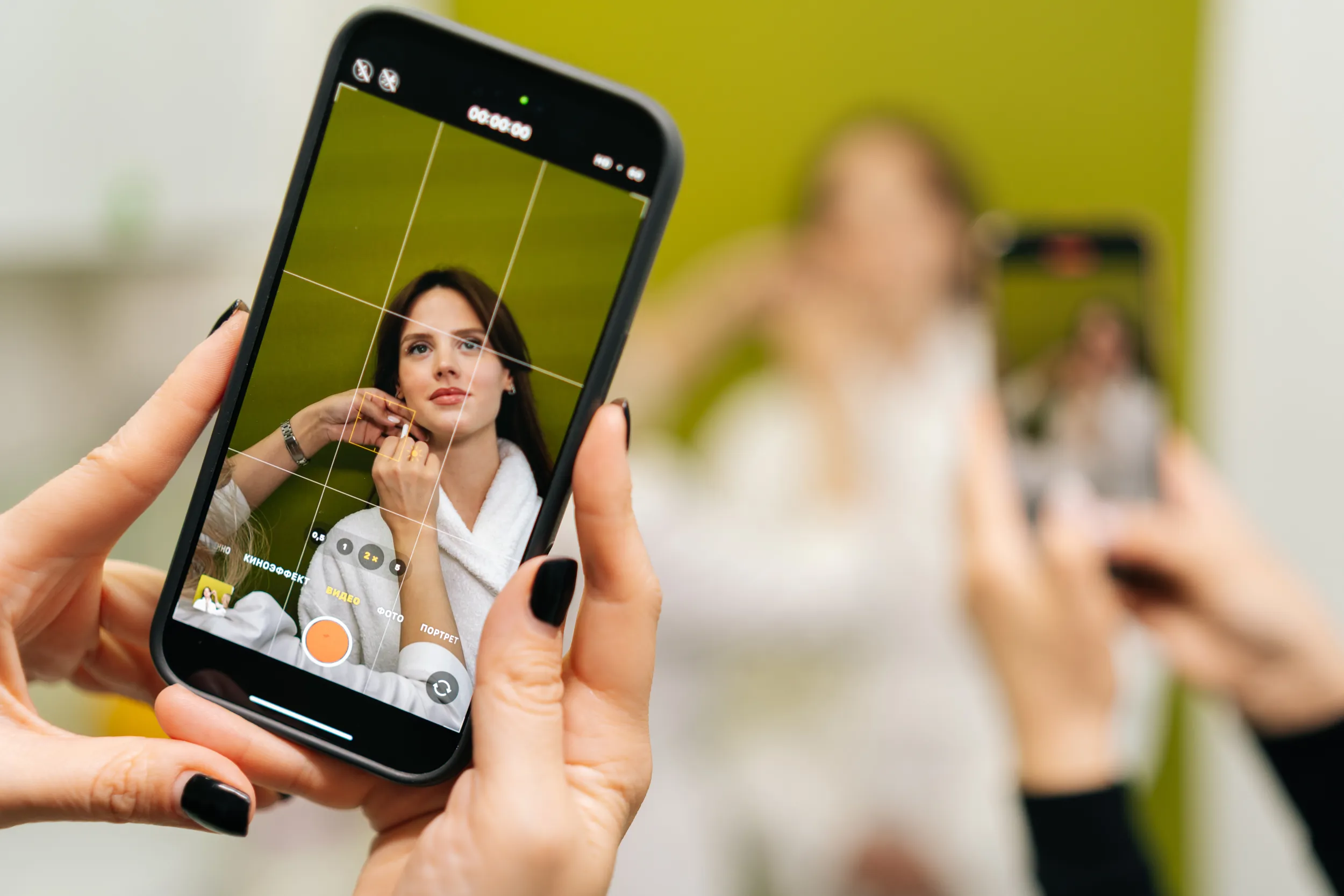 Una donna scatta una foto di moda con lo smartphone