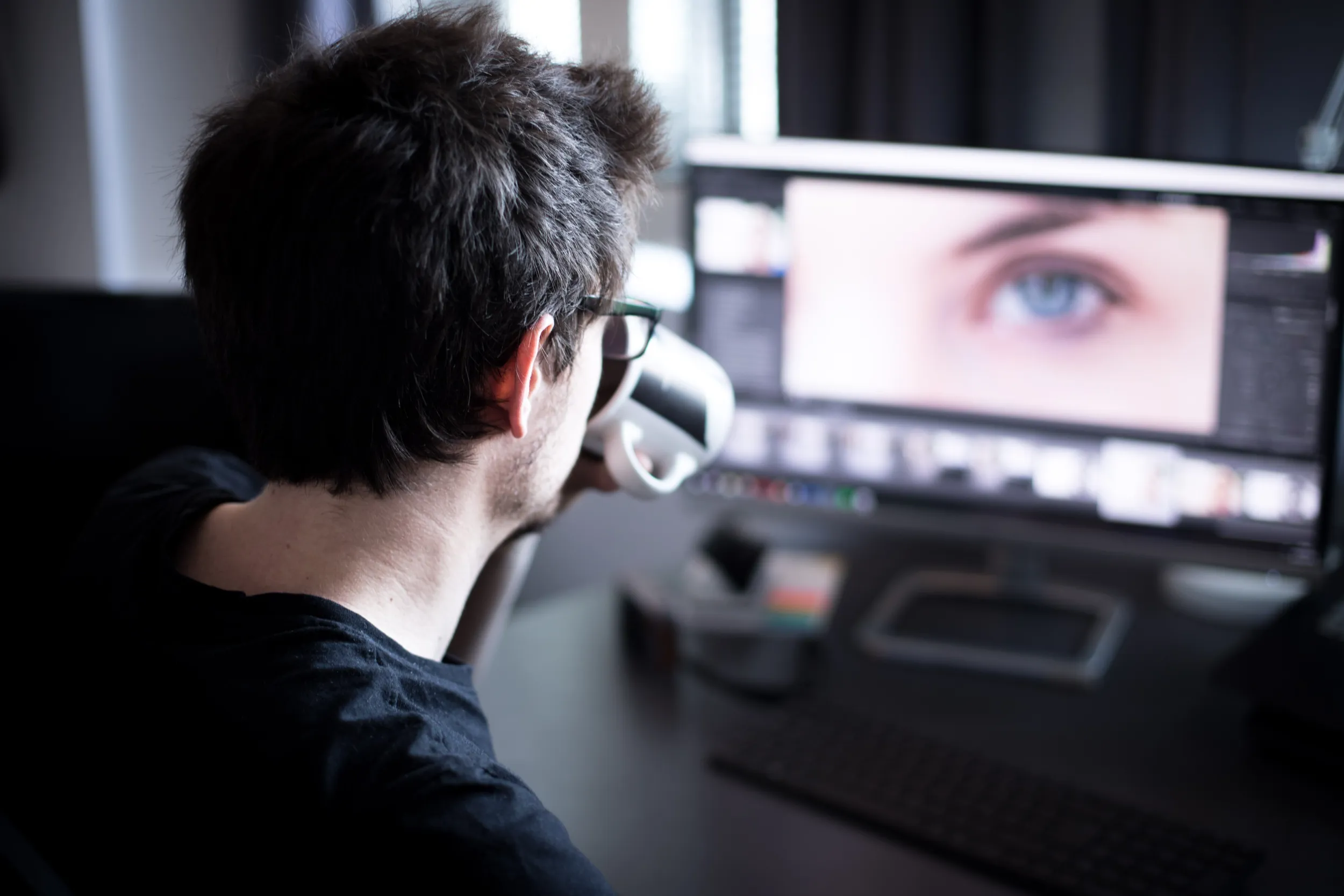 Un uomo sta modificando una foto al computer