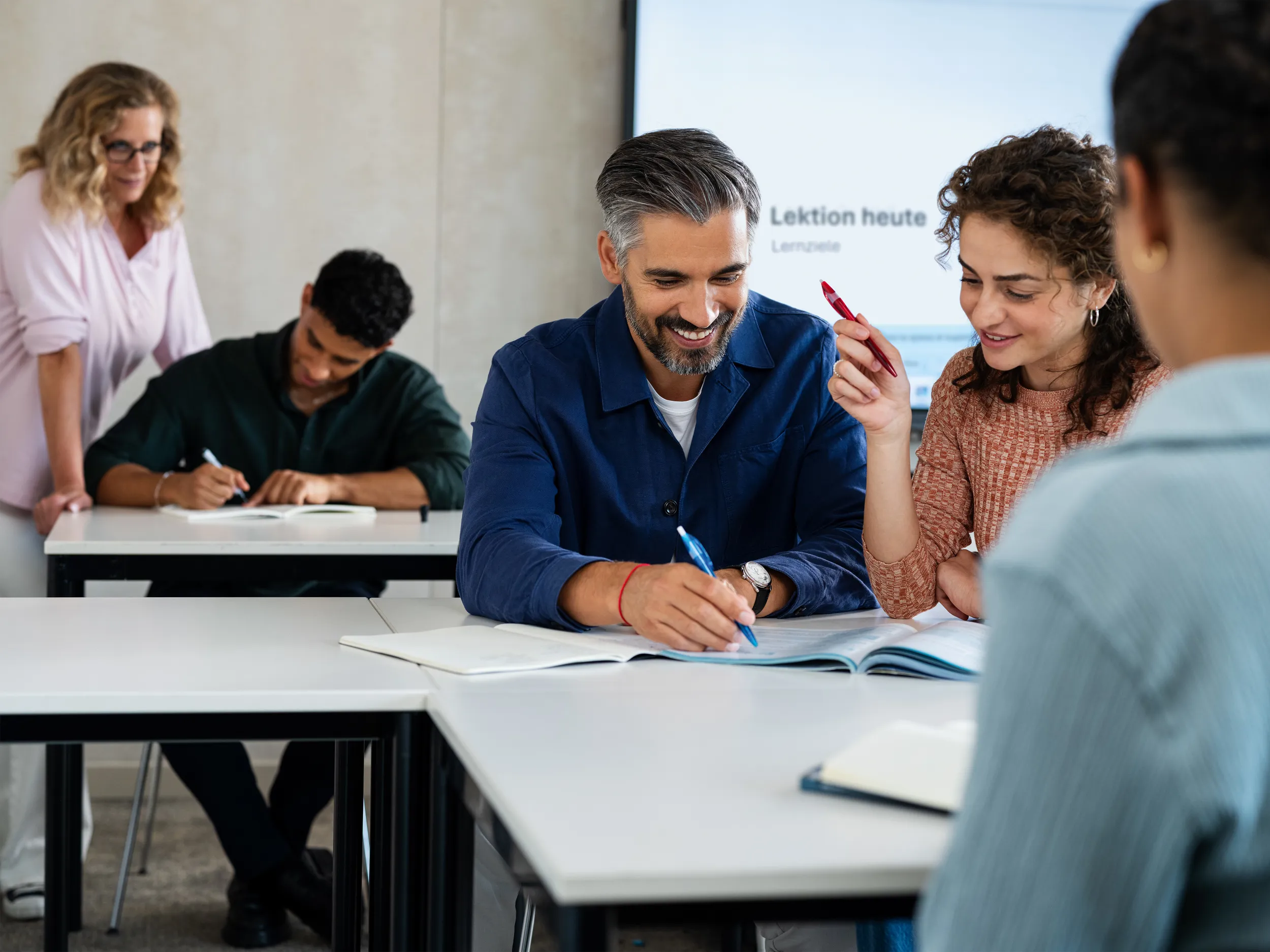 Due uomini e due donne al corso di lingua