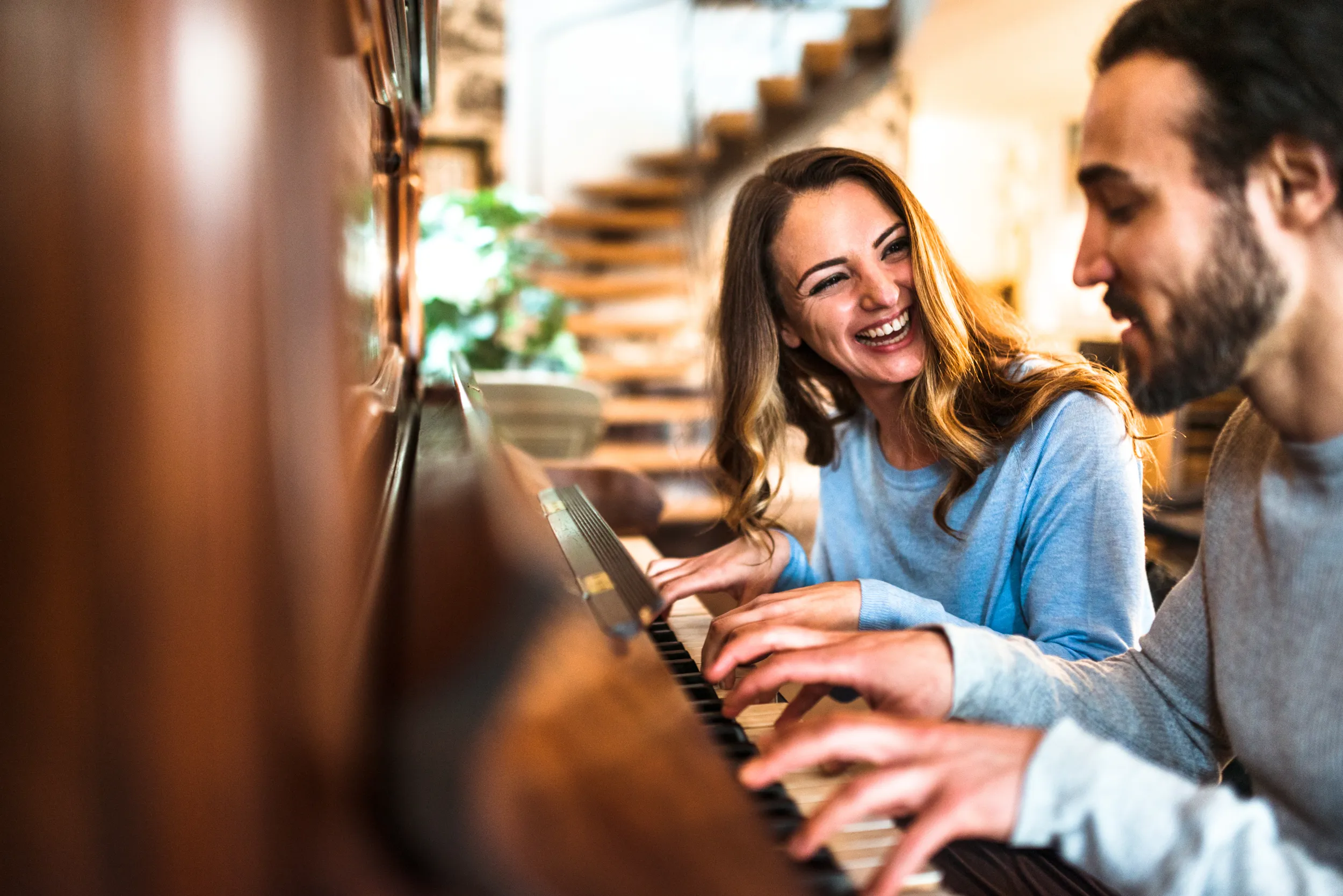 Uomo e donna al pianoforte