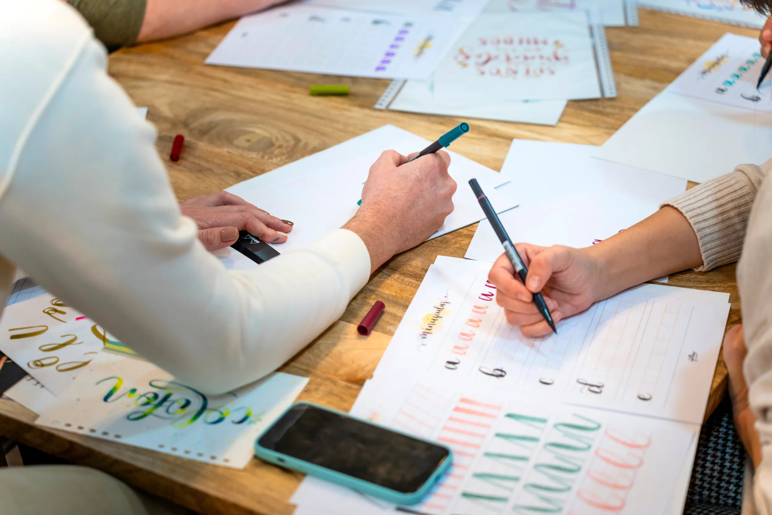 Due donne intente a praticare il brush lettering