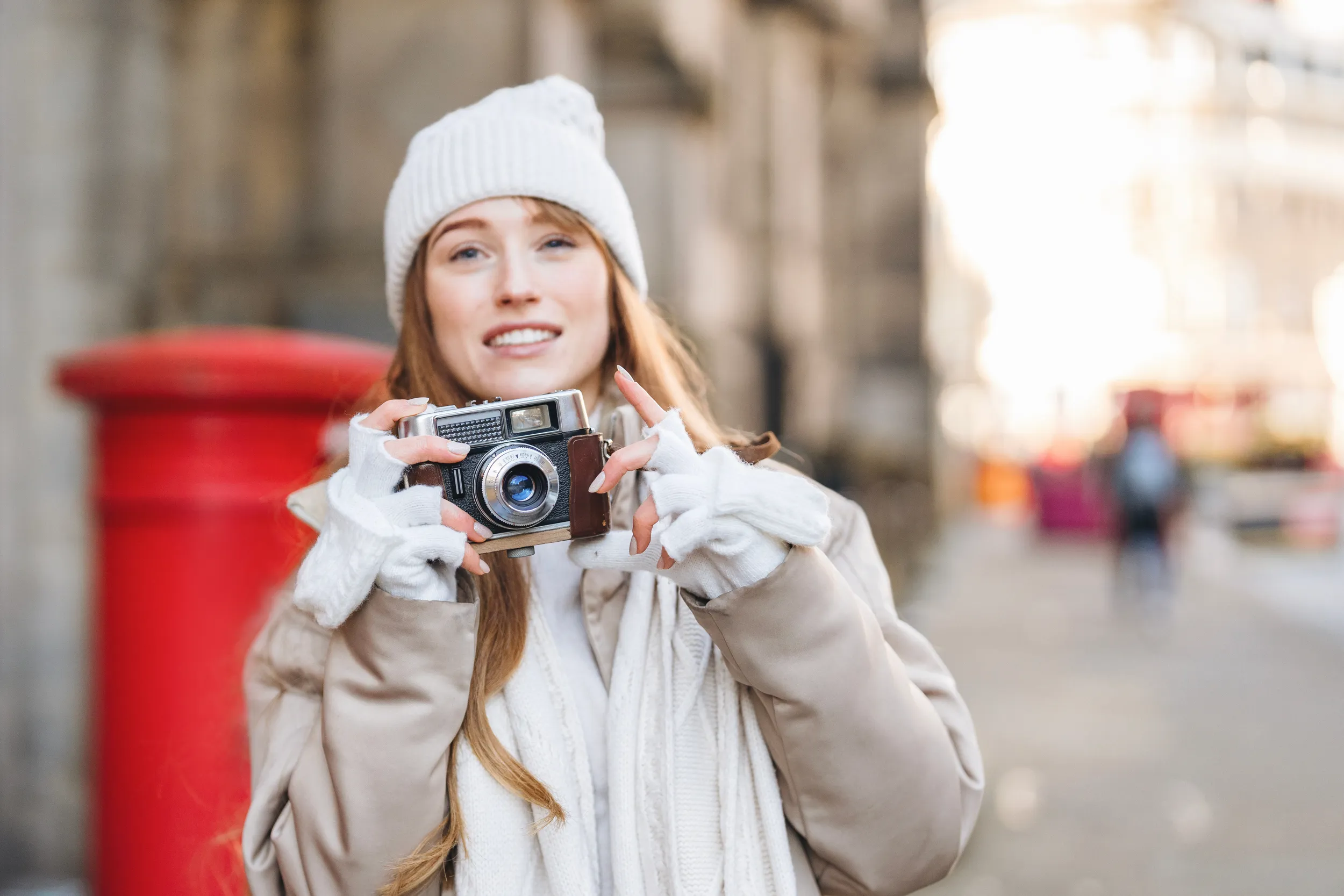 Una donna scatta foto di strada