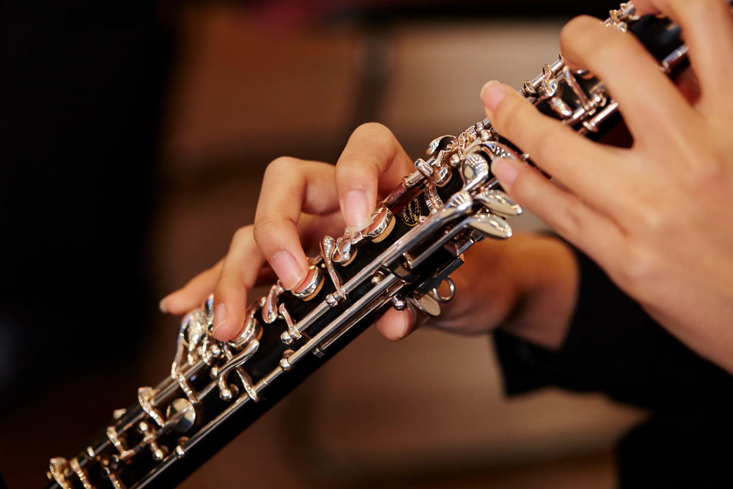 Una donna suona il clarinetto